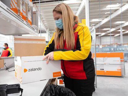Una trabajadora del almacén logístico de Zalando ubicado en Illescas (Toledo). Debajo, Riccardo Vola, director de la compañía para el sur de Europa.