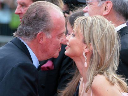 Juan Carlos I y Corinna Larsen se saludan en Barcelona en 2006.