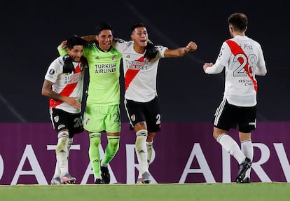 Jugadores del River Plate y del Santa Fe en un partido de la Copa Libertadores en el Estadio Monumental, Buenos Aires, el pasado 19 de mayo.