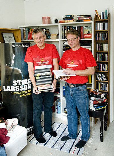 Erland y Joakim, el padre y el hermano del fallecido escritor Stieg Larsson, en el domicilio de Joakim en Umea (Suecia)