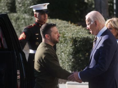 El presidente ucranio, Volodímir Zelenski, saluda a Joe Biden al llegar a la Casa Blanca.
