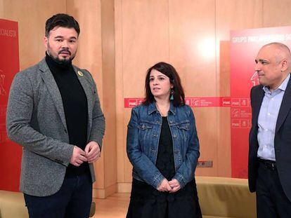 La portavoz socialista en el Congreso, Adriana Lastra, y el diputado Rafael Simancas, junto al portavoz de ERC, Gabriel Rufián, el martes pasado.