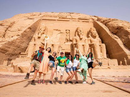 Un grupo de viajeros durante una de las aventuras a Egipto organizada por la agencia Persiguiendo el Viento.