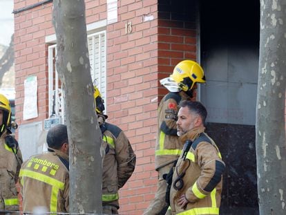 Bomberos trabajan en la extinción del incendio en un edificio de Rubí (Barcelona).