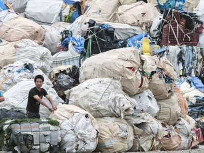 Montañas de plástico importado esperan a ser recicladas en las instalaciones de Guiyu.