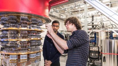 El director ejecutivo de Google, Sundar Pichai, junto a un investigador con un computador cuántico en Santa Bárbara (California) en 2019.