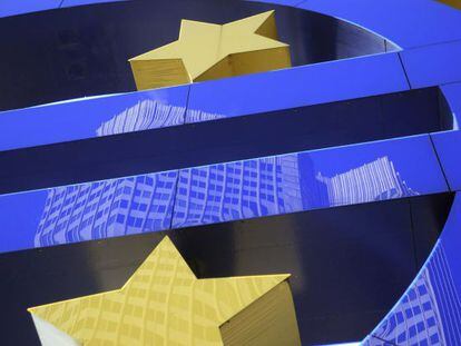 Edificio del BCE reflejado sobre el símbolo del Euro, en Fráncfort (Alemania).