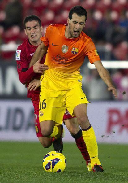 Sergio Busquets es presionado por el centrocampista del Mallorca Alejandro Alfaro.