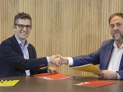 Firma del acuerdo de investidura entre el ministro de Presidencia en funciones y miembro de la comisión negociadora del PSOE, Félix Bolaños y el presidente de ERC, Oriol Junqueras