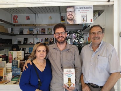 Francisco Izuzquiza, con sus padres Javier y Luz, durante la firma de su obra 'El Gran Cuaderno de Podcasting' en la Feria del Libro de Madrid.
