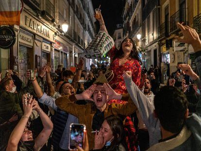 La ya célebre foto de decenas de personas, muchas de ellas francesas, cantando, gritando y bailando en la calle Espoz y Mina de Madrid, pasada la hora del toque de queda.