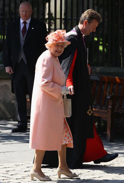 La abuela de la novia es la reina de Inglaterra, Isabel II, que ha sido la penúltima en llegar a la iglesi, solo antes de su nieta mayor. La reina ha vestido un conjunto de abrigo y sombrero con bastante parecido al que lució en la boda de su nieto Guillermo con Catalina de Cambridge el pasado 29 de abril, solo que esta vez en rosa en vez de en amarillo.