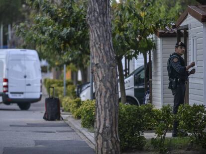 Un guardia civil entra este martes en un &#039;bungalow&#039; del camping de L&#039;Escala.