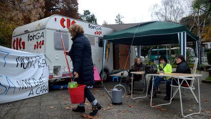Limpiadoras del Arsenal de Ferrol, acampadas para exigir sus salarios