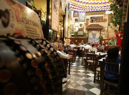 La taberna Casa El Pisto, fundada en 1880, está atiborrada de carteles y fotos taurinas.