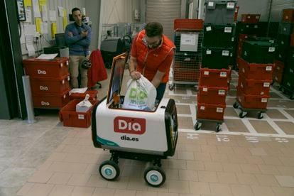 Dvd 1130 25.10.22. Presentación de los nuevos robots de reparto de DIA, goggo en Alcobendas. foto: Santi Burgos