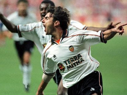López celebra un gol en la final de la Copa de 1999, ganada por el Valencia al Atlético.