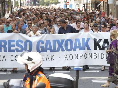 Centenares de personas se han manifestado en San Sebastián para pedir la libertad de los presos de ETA enfermos