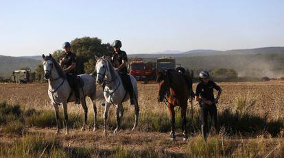 Polic&iacute;as a caballo buscan en los alrededores de Castrillo de los Polvazares este jueves a la peregrina estadounidense desaparecida en abril.