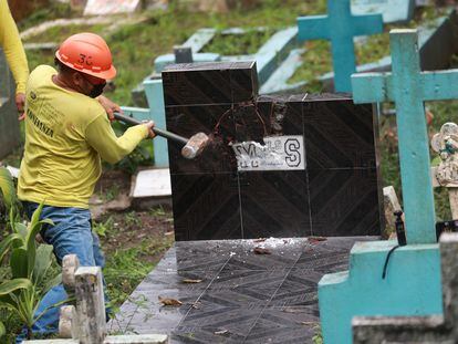 reo destruye la lápida de un pandillero de la MS-13 en Santa Tecla, El Salvador