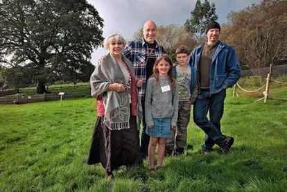 Emilia, sus hijos Duncan y Benjamin (con gorro), y sus nietos Milo y Ella aumentaron su nómina de &#39;parientes&#39; cuando compraron el Dartmoor Zoo, en Inglaterra.