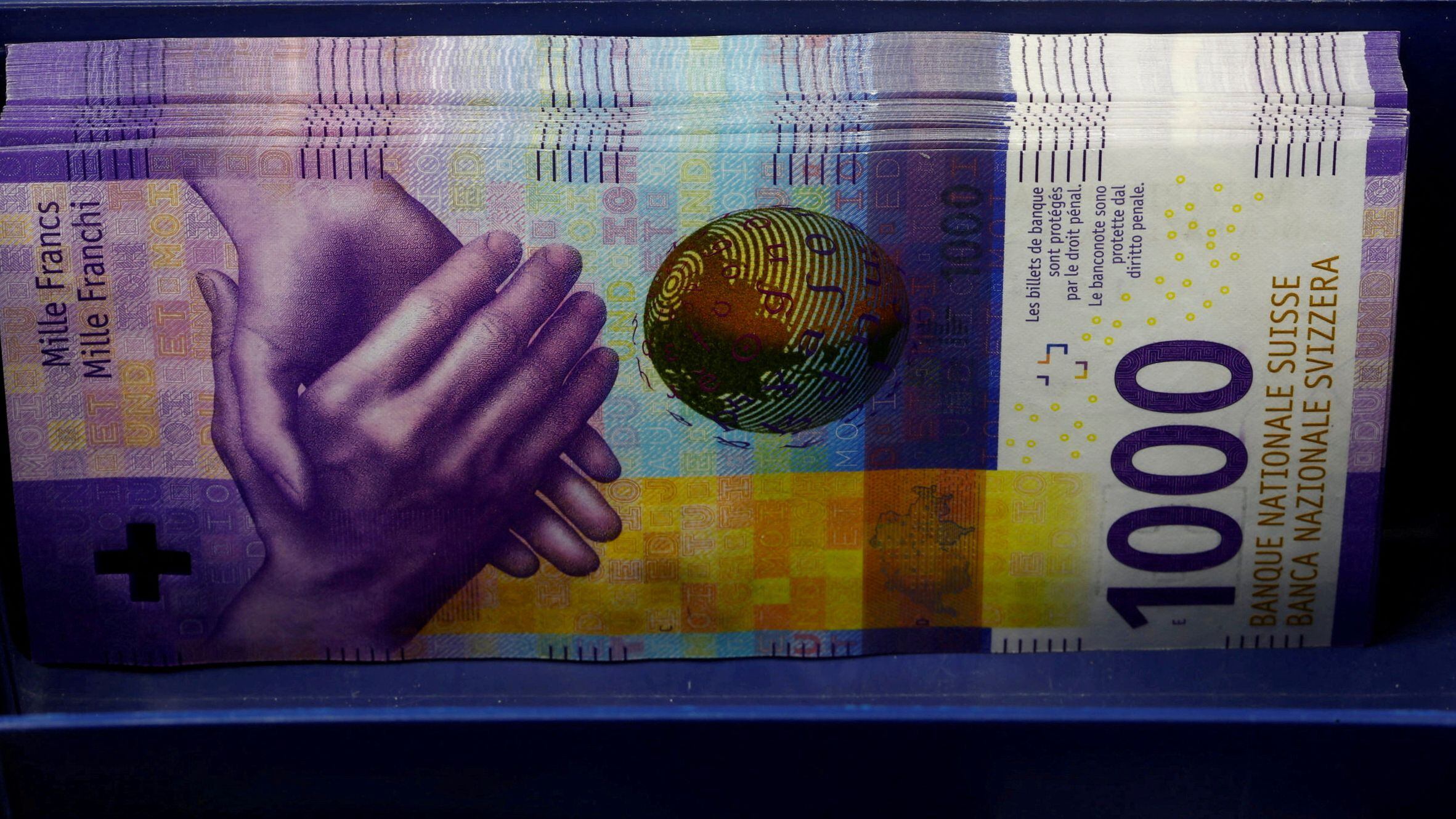 Un billete de 1.000 francos suizos.