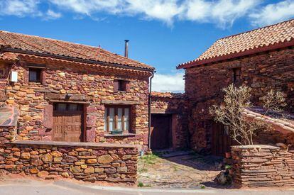 Casas en el pueblo de Villacorta, dentro de las rutas de los pueblos rojos de Segovia. En la de la izquierda se puede ver el tradicional tejado a canal.