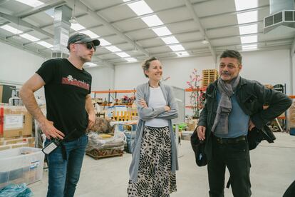 Rafa Caballero, jefe de localizaciones; Vanesa de la Haza, decoradora; y Manuel Ludeña, director de arte, este jueves en Morón de la Frontera.
