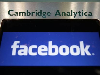 Una computadora portátil muestra el logo de Facebook en la puerta de la oficina de Cambridge Analytica en Londres.