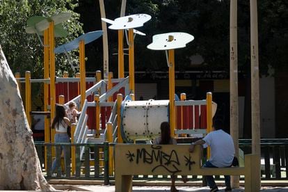 Varios niños juegan en un parque infantil de la Alameda de Hércules, en Sevilla.