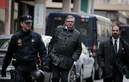 Carlos García Revenga, en el centro, llega a los juzgados de Palma.