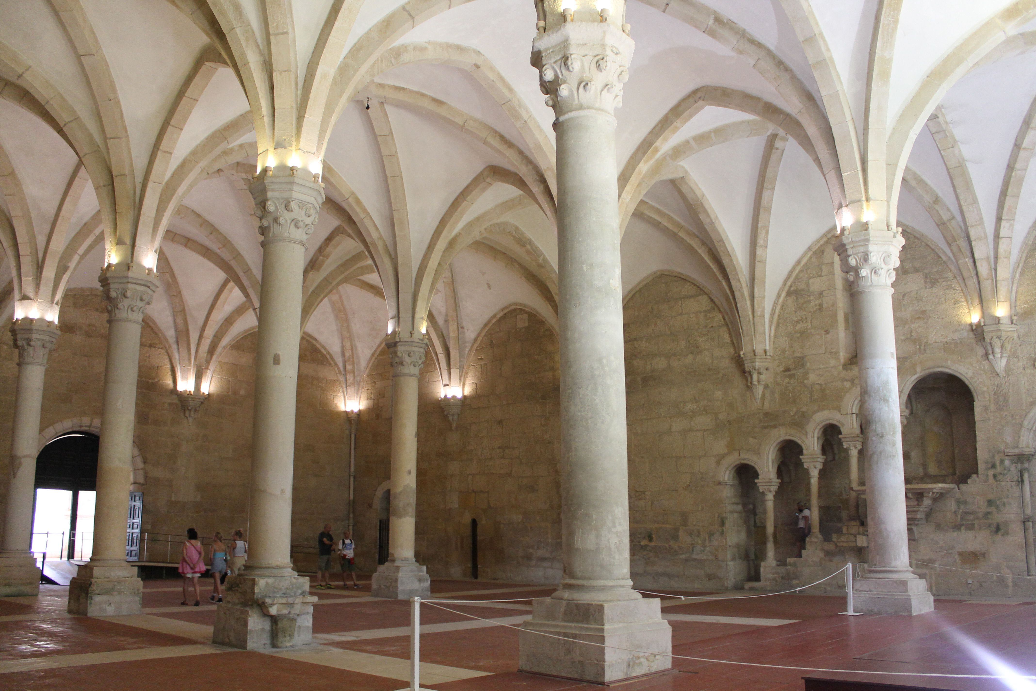 Refectorio del monasterio de Alcobaça (Portugal). A la derecha, el púlpito para las lecturas litúrgicas de un monje mientras los demás comían. Imagen cedida por Pablo Abella.
