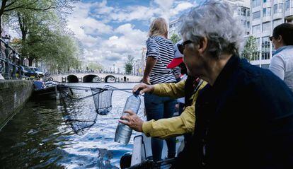 Recogida de plástico en los canales de Ámsterdam.