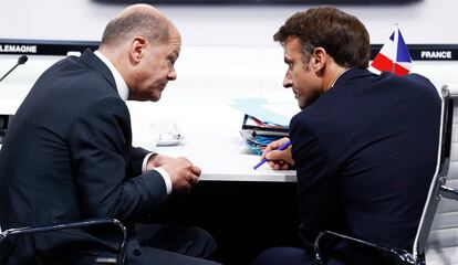 El presidente de Francia, Emmanuel Macron, y el canciller alemán, Olaf Scholz, durante la primera jornada de la cumbre de la OTAN en Madrid. Los países miembros de la OTAN han dado este miércoles en la cumbre que se celebra en Madrid considerables pasos para intentar adaptar la Alianza Atlántica a una época de turbulenta confrontación y polarización global. 