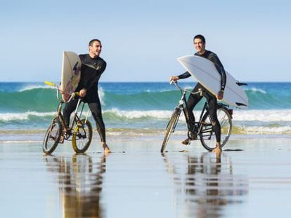 Dos surferos en la playa gaditana de El Palmar.
