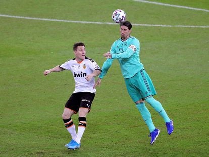 El defensa del Real Madrid Sergio Ramos (derecha) disputa un balón con Kevin Gameiro durante el partido de la Supercopa entre el Real Madrid y el Valencia, disputado el pasado enero en el estadio Rey Abdullah, en la ciudad saudí de Yeda.