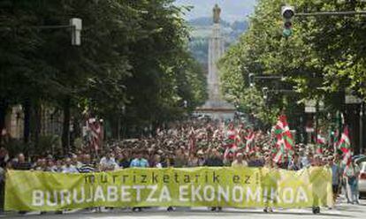 Cabecera de la manifestación convocada por EH Bildu contra los ajustes económicos del Gobierno bajo el lema "No a los recortes, soberanía económica", esta tarde en Bilbao.