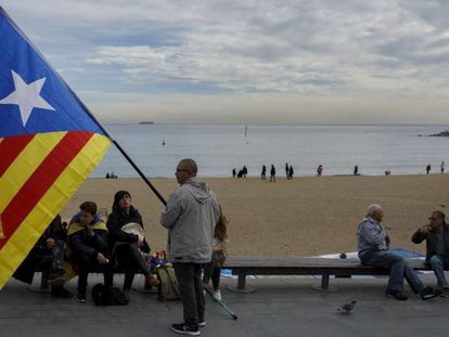 Un participante en la manifestaci&oacute;n independentista del 11 de noviembre en Barcelona.