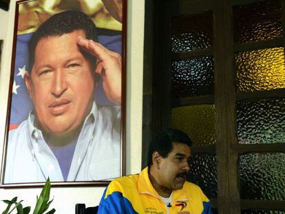 El candidato Nicol&aacute;s Maduro, ante un retrato de Ch&aacute;vez.
