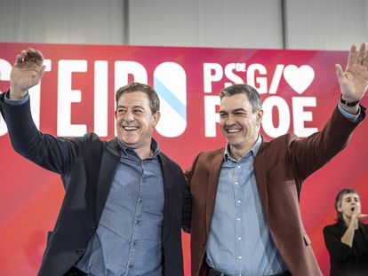 Pedro Sánchez y el candidato del PSOE a la Presidencia de la Xunta, José Ramón Gómez Besteiro, este sábado, durante el mitin del partido en San Cibrao das Viñas (Orense).