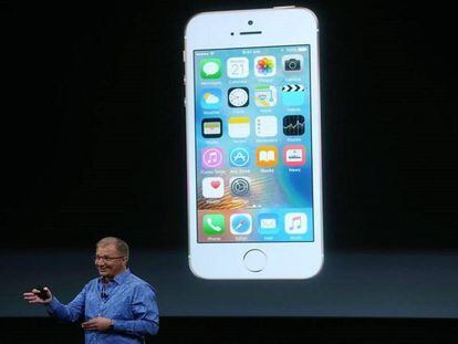 Greg Joswiak, en la presentación del iPhone SE de Apple, el pasado marzo.