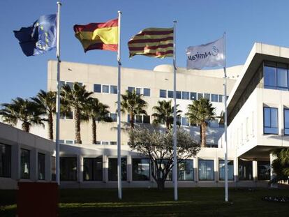 Fachada del centro de producci&oacute;n de Almirall en San Andreu