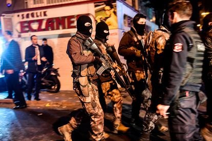 Agentes de las fuerzas especiales turcas patrullan las calles cerca del estadio del Besiktas en Estambul (Turquía).