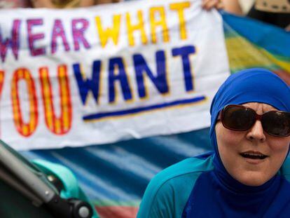 Una mujer vistiendo un &quot;Burkini&quot; en una protesta ante la Embajada francesa en Londres