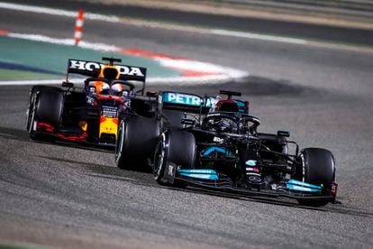 Hamilton y Verstappen durante el Gran Premio de Bahréin el pasado domingo.