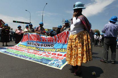 Mineros peruanos marchando el jueves en Lima