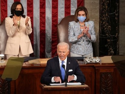 Kamala Harris, izquierda, y Nancy Pelosi aplauden a Joe Biden durante su discurso en el Congreso.