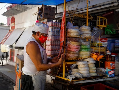 Un comerciante, en el mercado Porvenir en la Colonia Aldana.