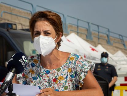 La alcaldesa de Mogán (Gran Canaria), Onalia Bueno, la semana pasada delante del campamento de acogida montado por Cruz Roja en el puerto para solicitar solidaridad de otras administraciones.