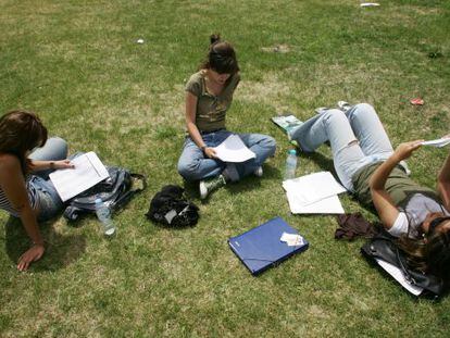 Tres estudiantes en el campus durante los exámenes.